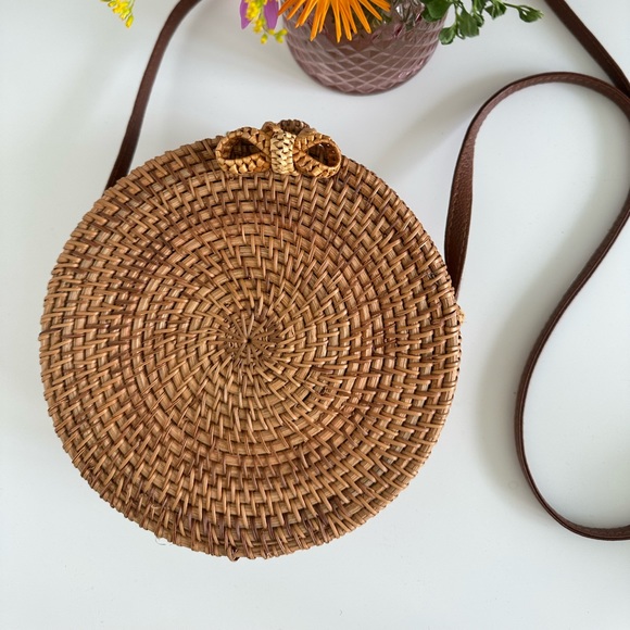 Handbags - Round wicker purse with faux leather strap